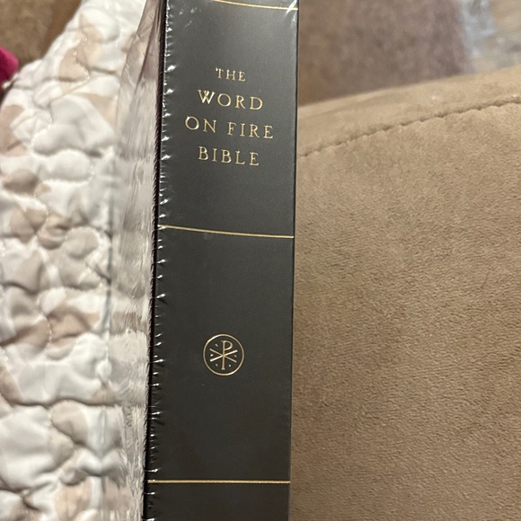 The Word on Fire Bible - Black and Gold - Picture 4 of 4